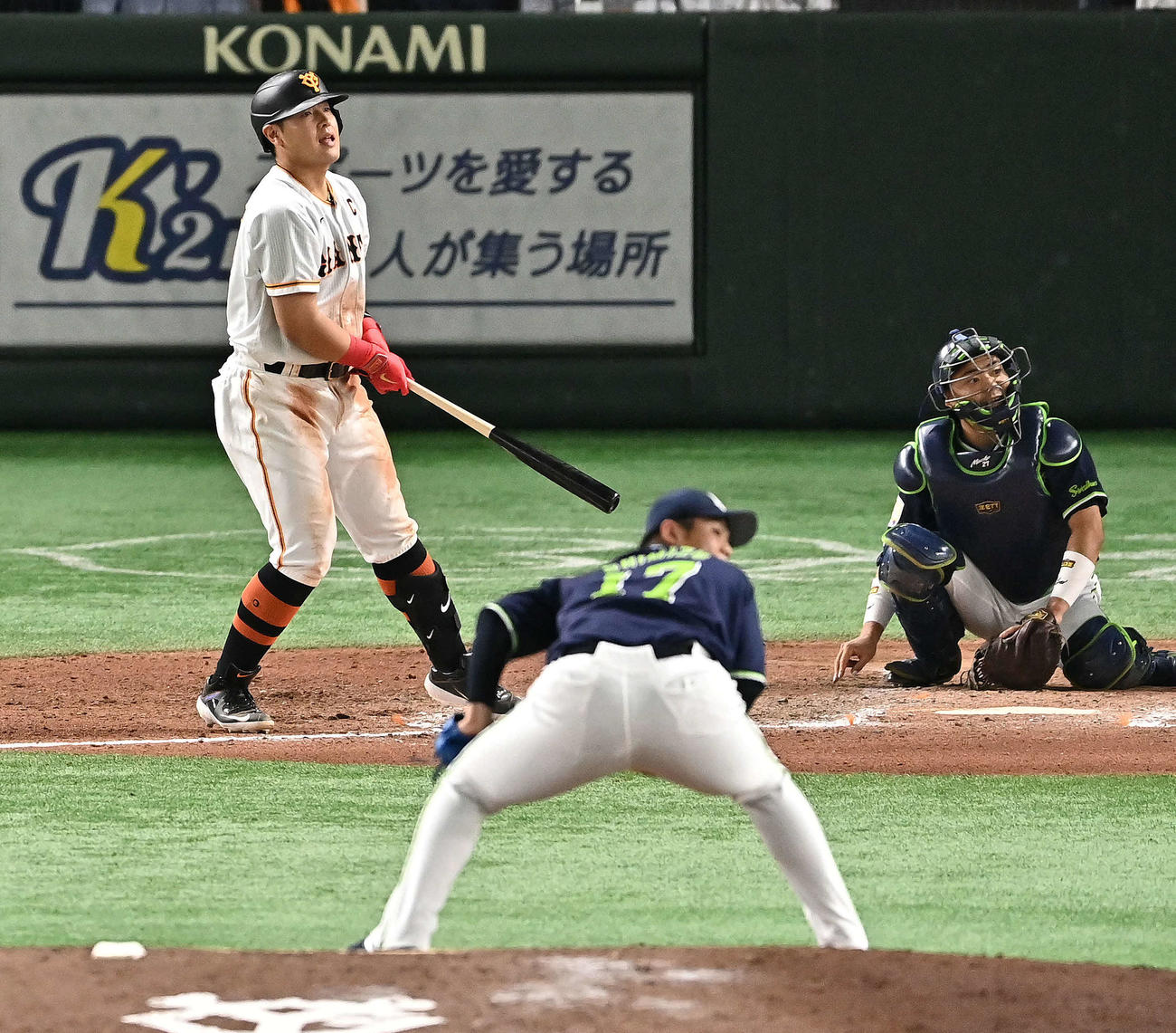 巨人対ヤクルト　回裏巨人1死、岡本和は左越えソロ本塁打の打球を見つめる。投手清水（撮影・滝沢徹郎）