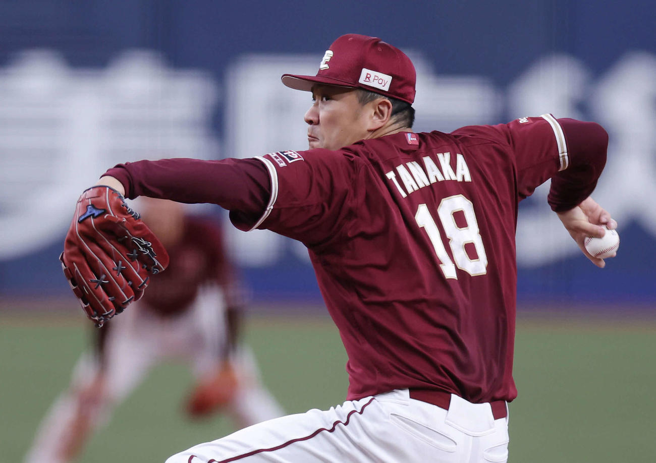 オリックス対楽天　5回裏、力投する楽天先発の田中将（撮影・前田充）