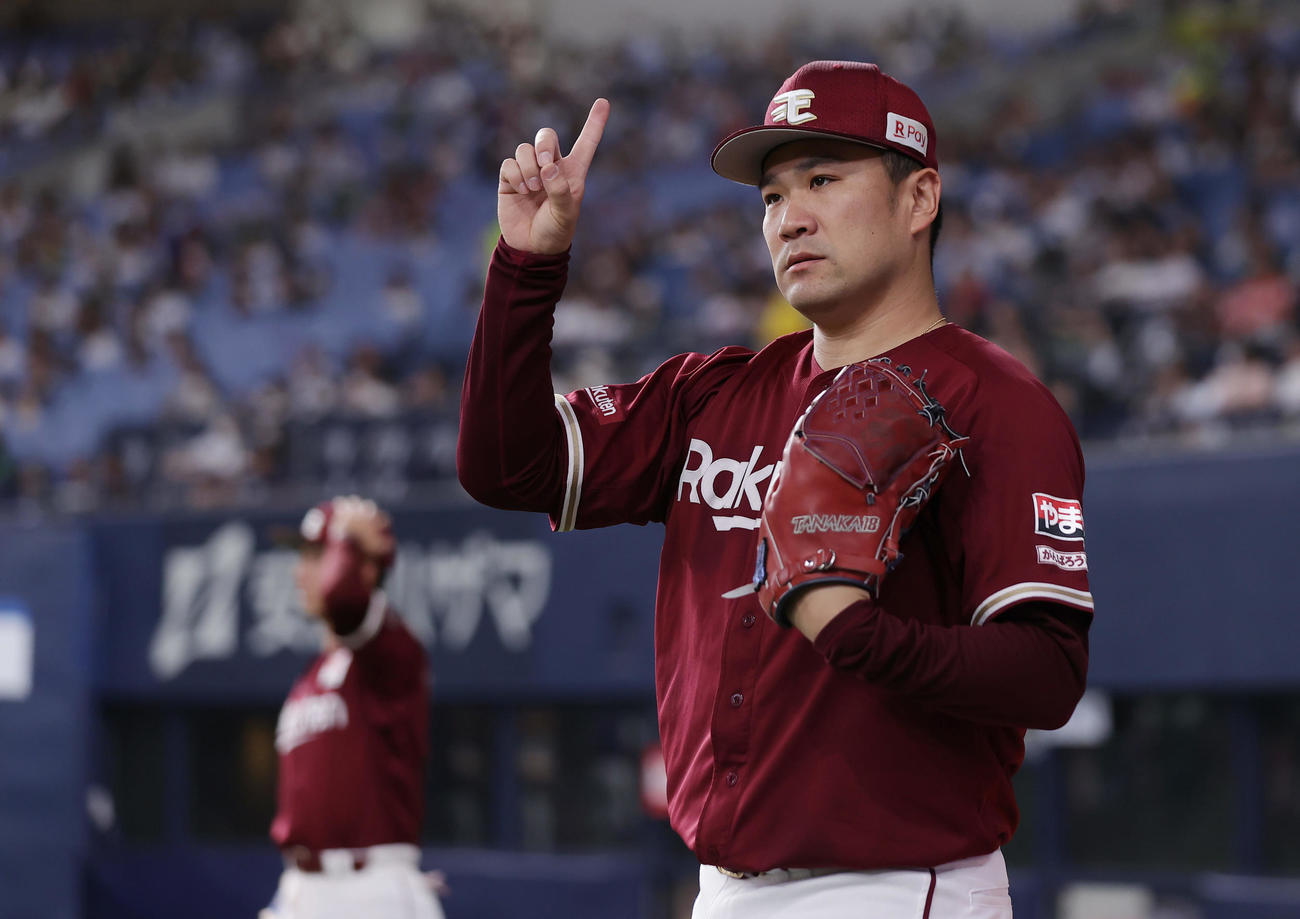 オリックス対楽天　7回表、キャッチボールで「もう1球」と合図する楽天田中将大（撮影・前田充）
