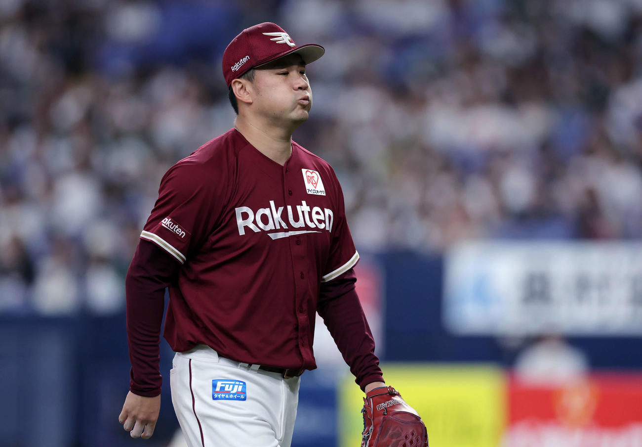 オリックス対楽天　1回裏を投げ終え、「ふうっ」と息を吐きながらベンチへ戻る楽天田中将（撮影・前田充）