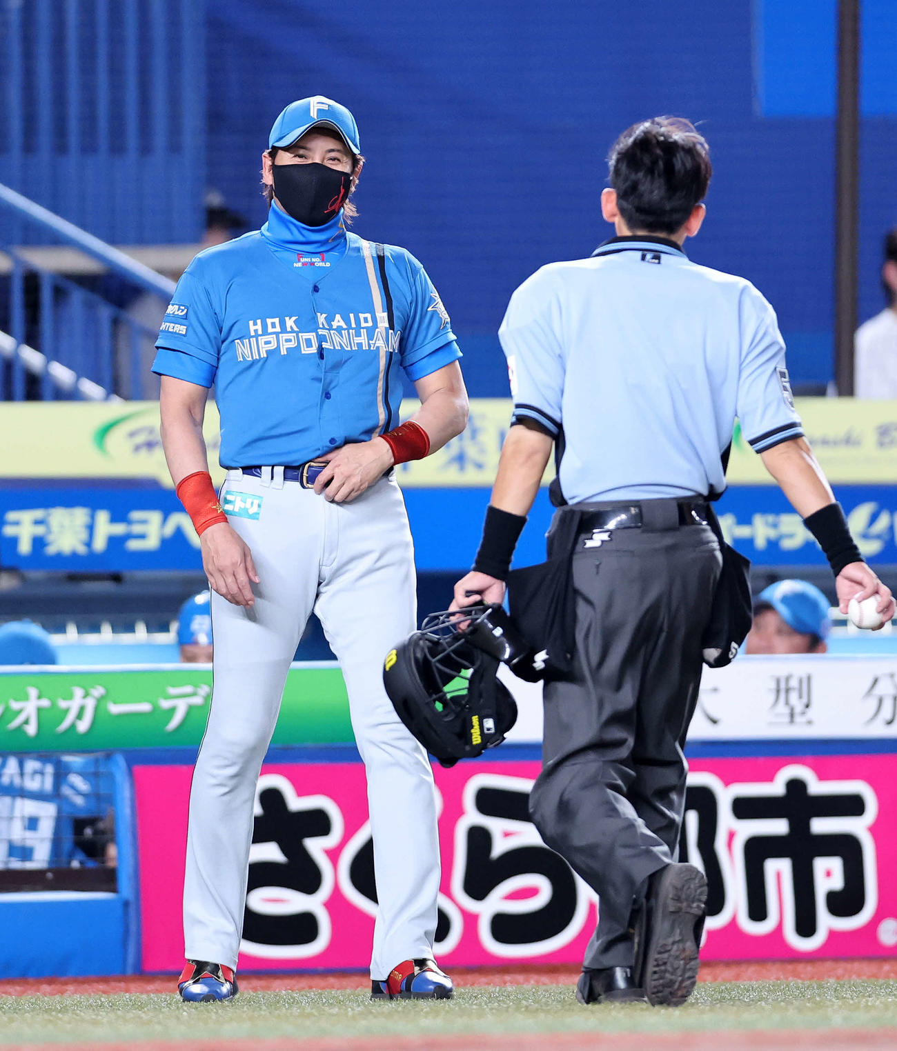 ロッテ対日本ハム　6回裏、投手交代を告げる日本ハム新庄監督（撮影・鈴木正人）