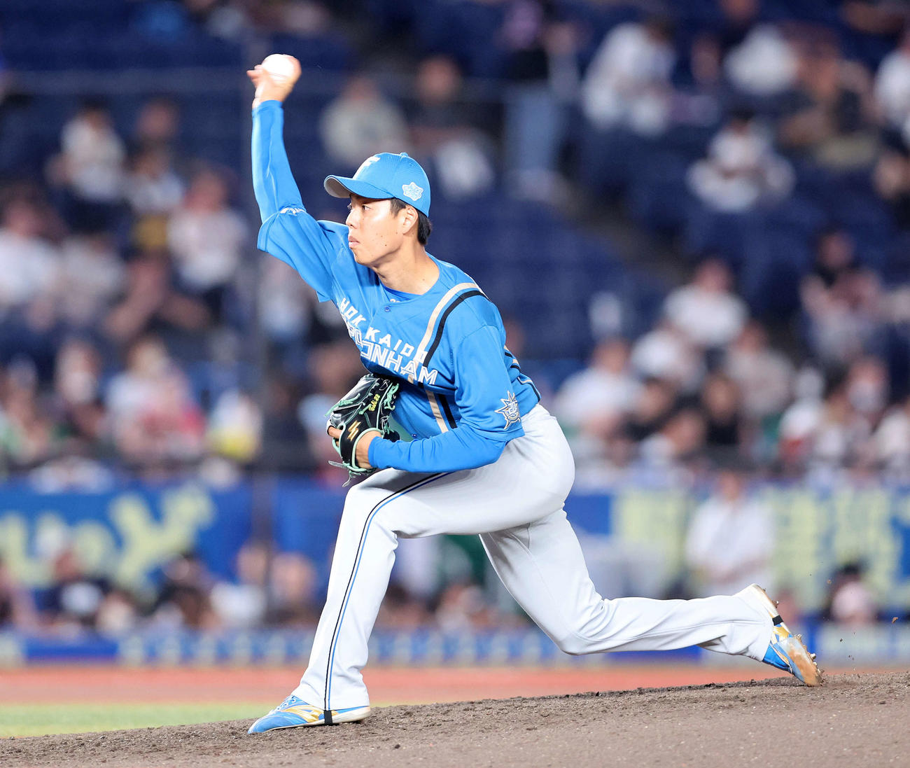 ロッテ対日本ハム　力投する日本ハム3番手の杉浦（撮影・鈴木正人）