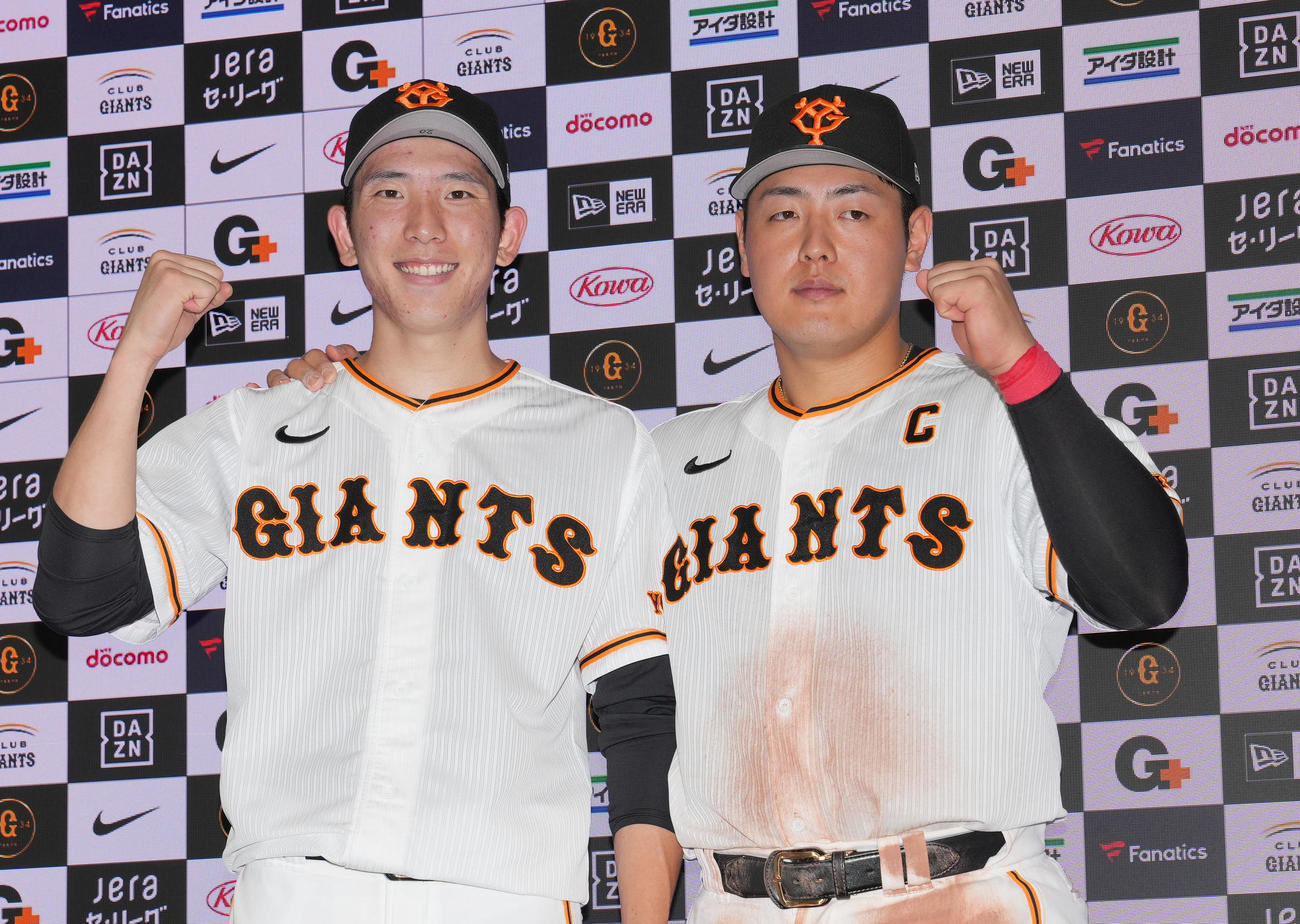巨人対ヤクルト　ヒーローインタビュー後、記念撮影をする戸郷（左）と岡本和（撮影・狩俣裕三）