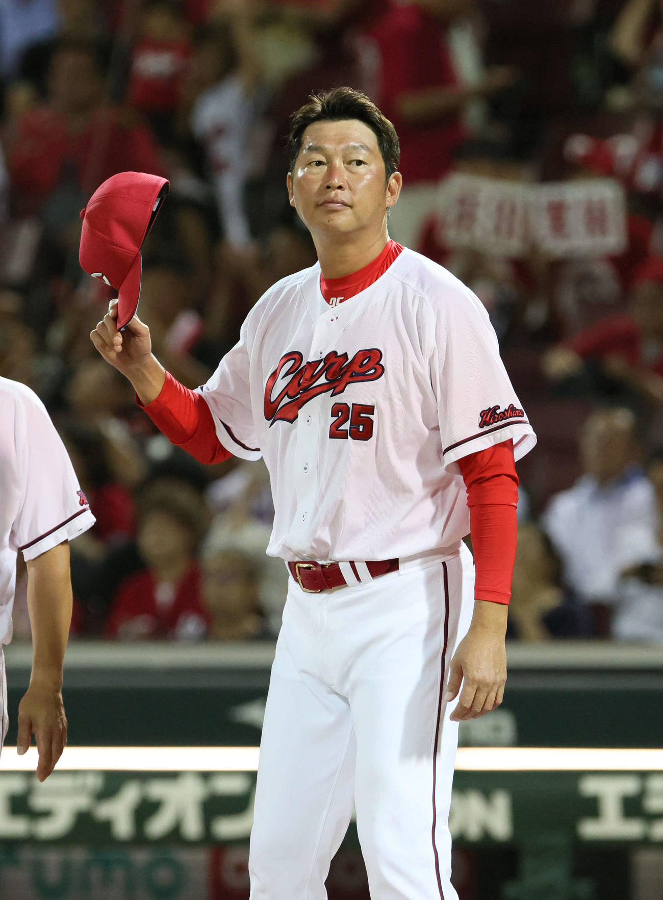 広島対DeNA　延長12回0対0の新井監督（撮影・加藤孝規）