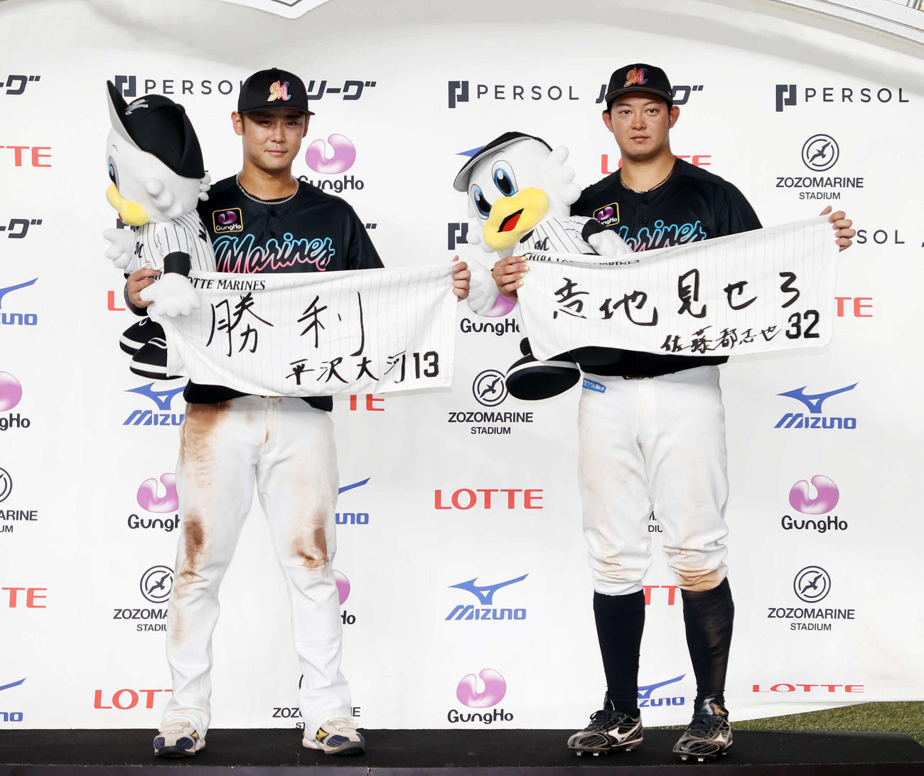 ロッテ対日本ハム　勝利し写真に納まるロッテ平沢（左）と佐藤都（撮影・鈴木正人）
