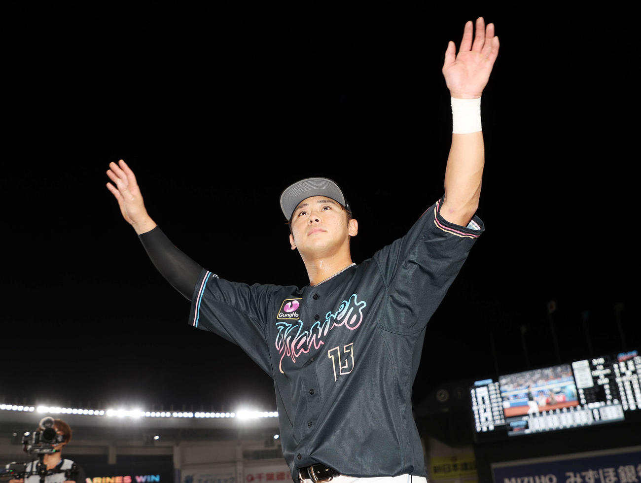 ロッテ対日本ハム　勝利しファンに手を振り引き揚げるロッテ平沢（撮影・鈴木正人）