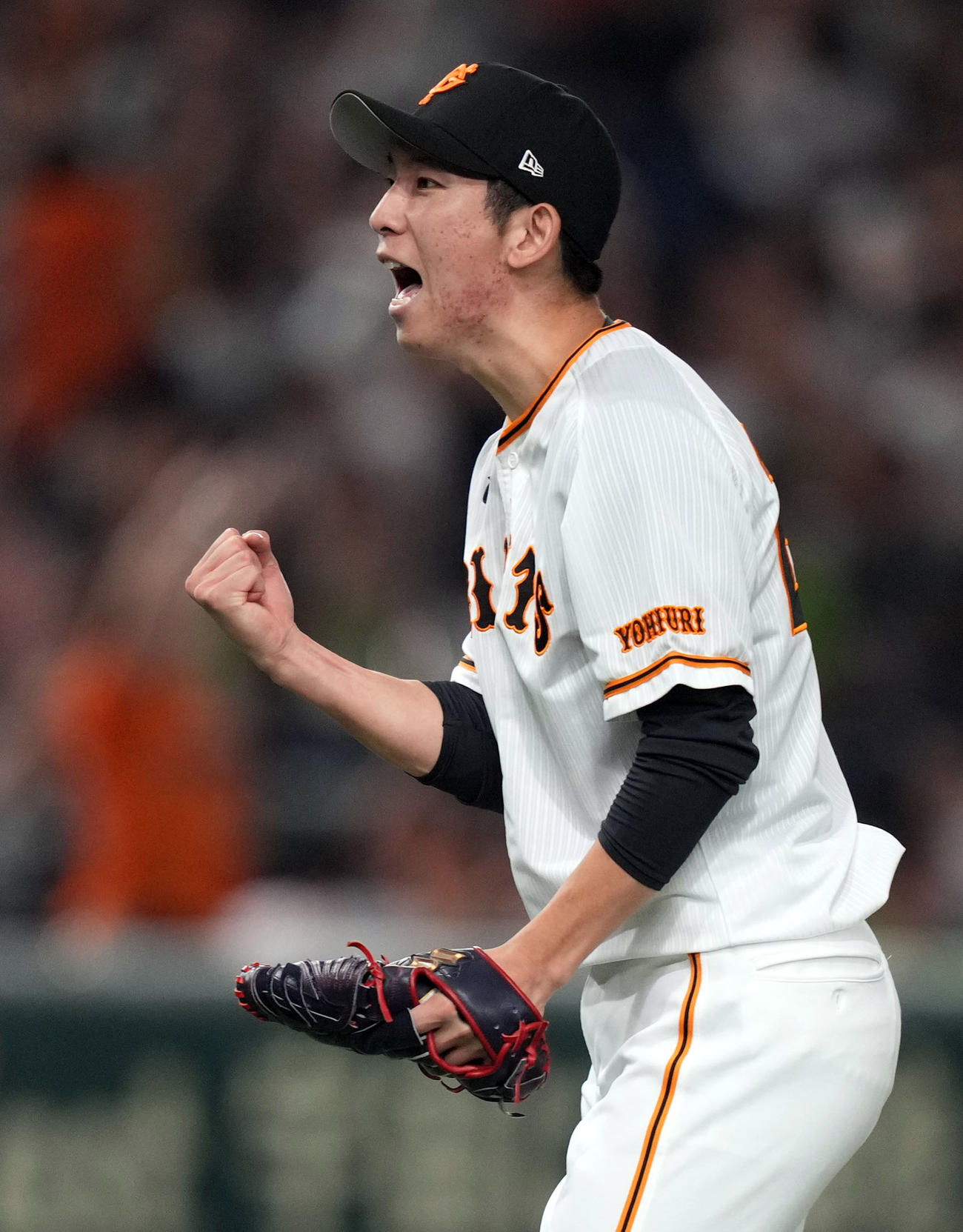 巨人対ヤクルト　完投勝利に雄たけびを上げて喜ぶ戸郷（撮影・狩俣裕三）