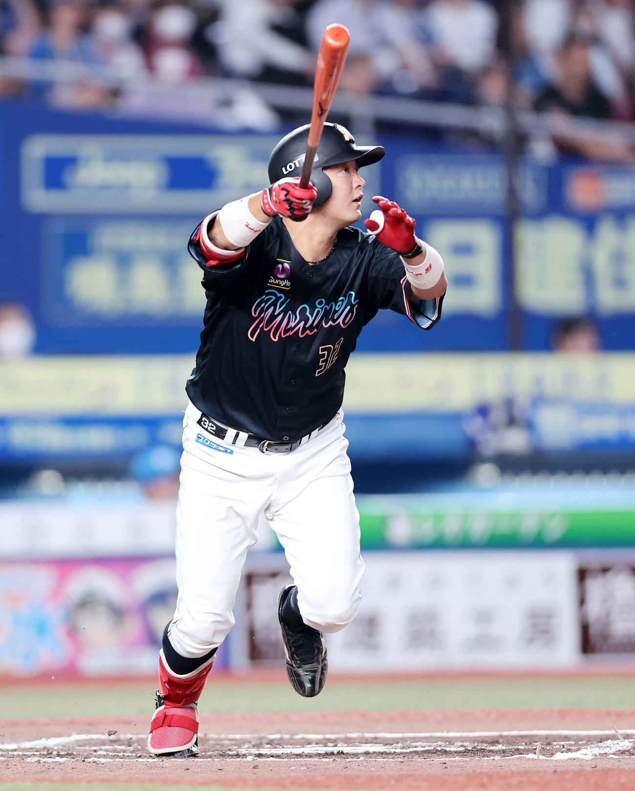 ロッテ対日本ハム　6回裏ロッテ1死、佐藤都は右越えソロ本塁打を放つ（撮影・鈴木正人）