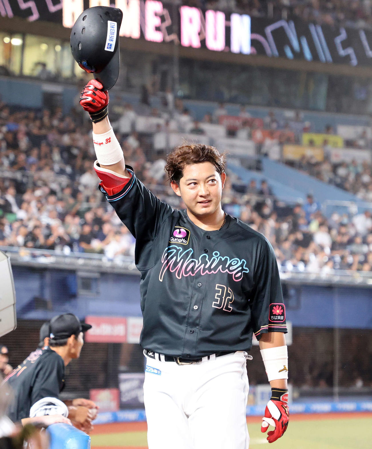 ロッテ対日本ハム　6回裏ロッテ1死、佐藤都は右越えソロ本塁打を放ちファンの声援に応える（撮影・鈴木正人）