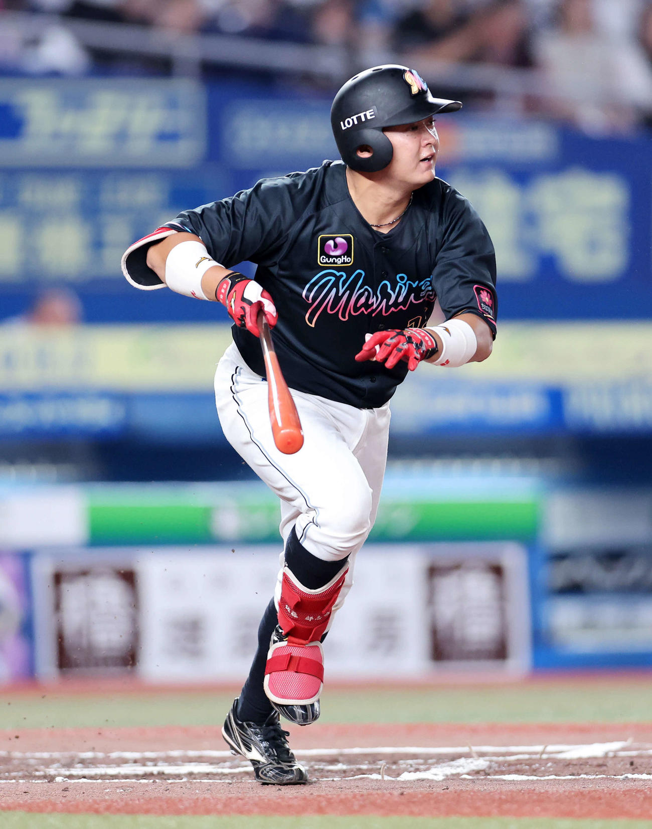 ロッテ対日本ハム　6回裏ロッテ1死、佐藤都は右越えソロ本塁打を放つ（撮影・鈴木正人）