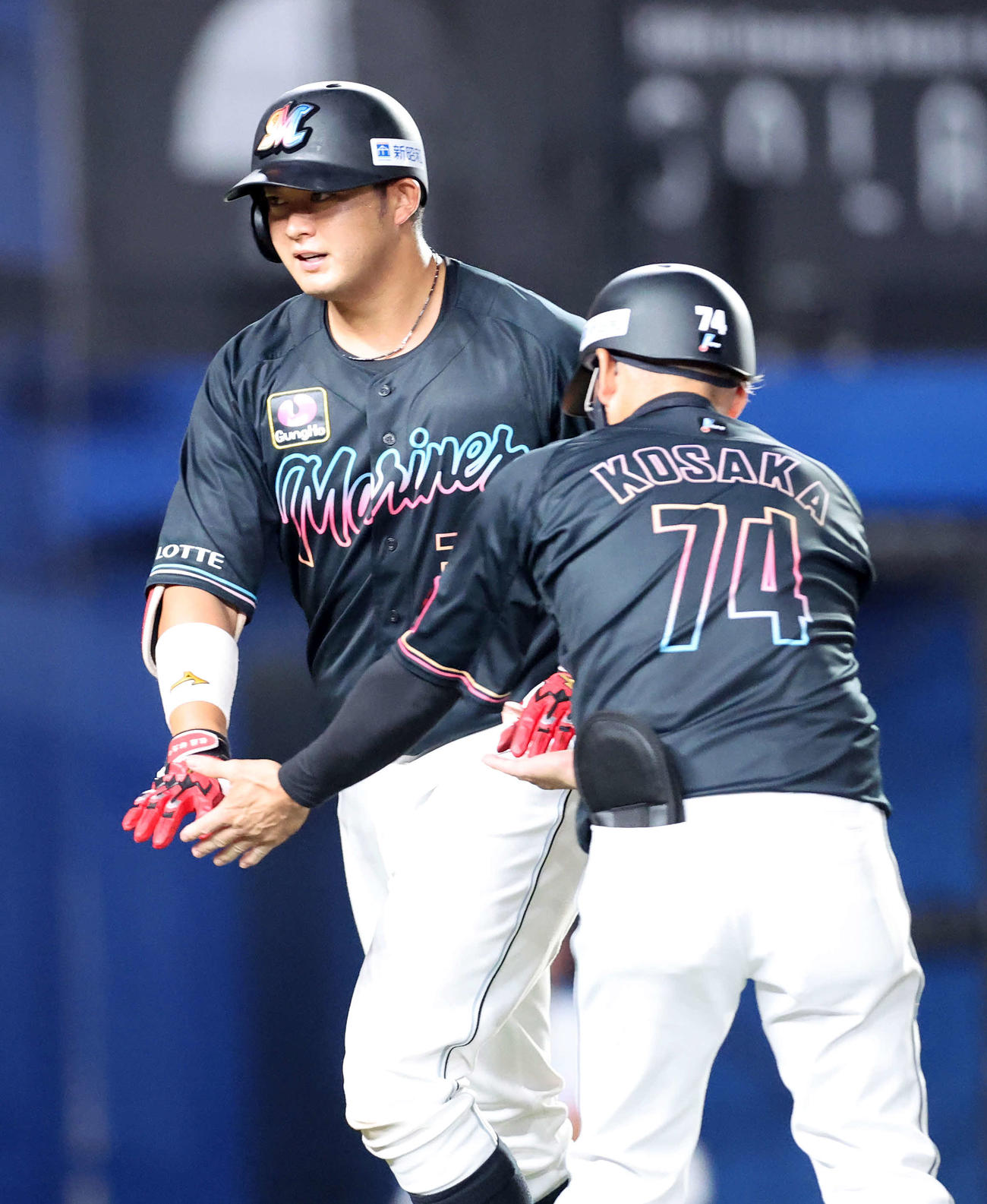 ロッテ対日本ハム　6回裏ロッテ1死、佐藤都は右越えソロ本塁打を放ち小坂コーチとタッチ（撮影・鈴木正人）