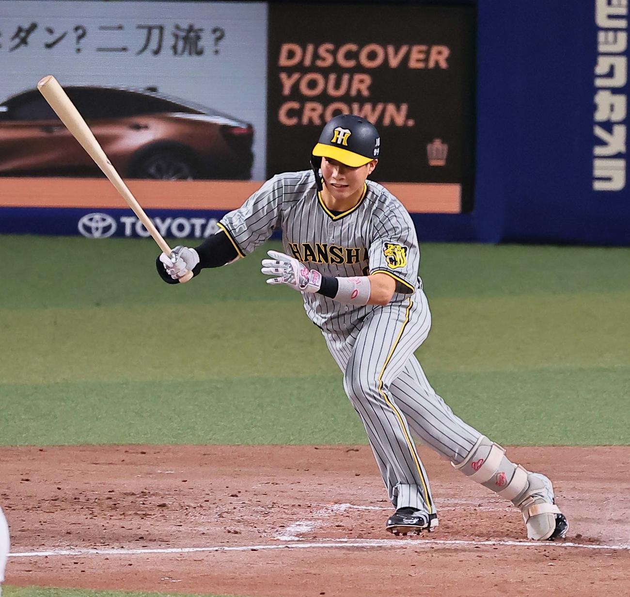 中日対阪神　4回表阪神無死一塁、木浪は右前打を放つ（撮影・上田博志）