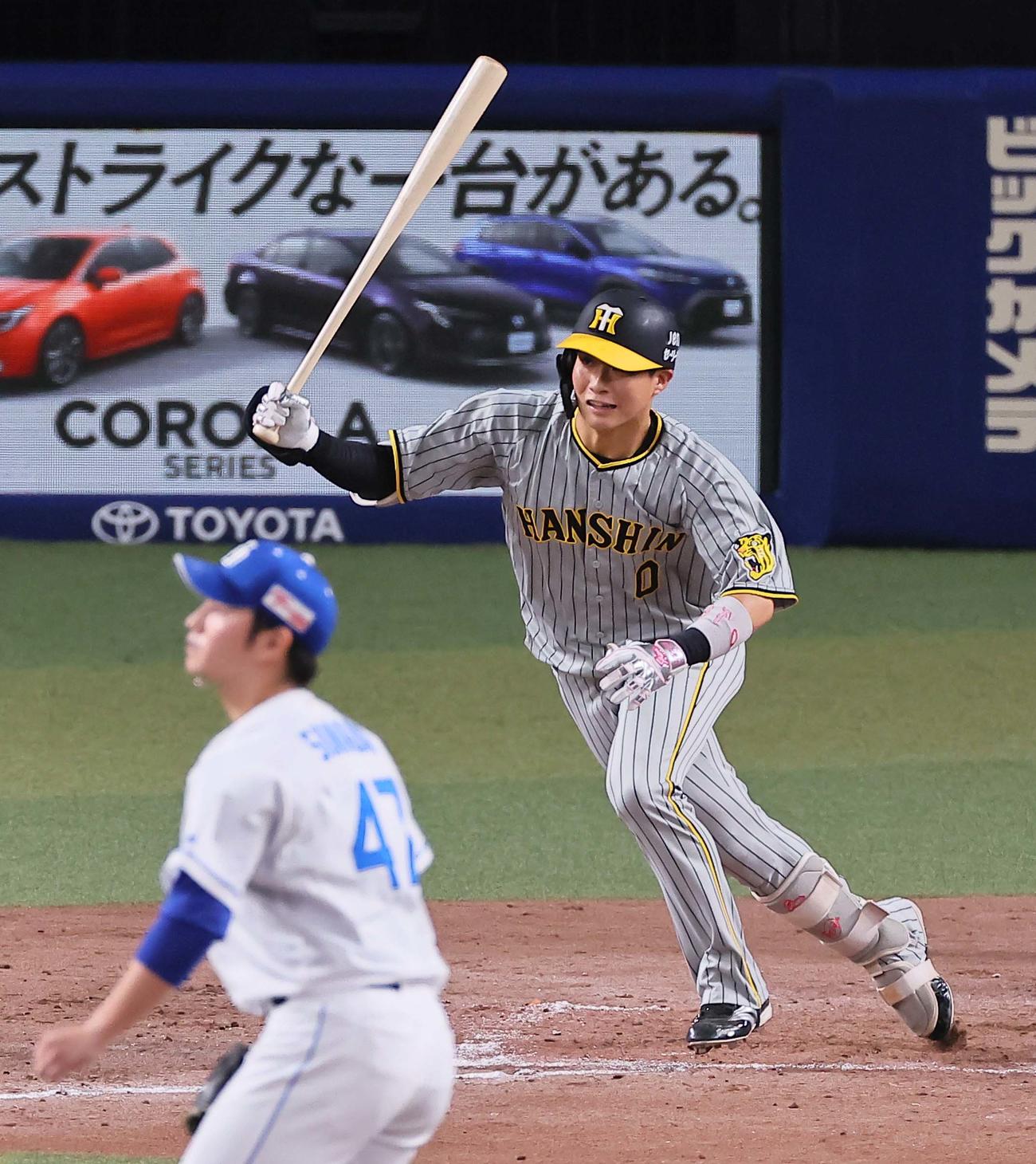 中日対阪神　5回表阪神無死一、二塁、木浪は3安打目となる右前打を放つ（撮影・上田博志）