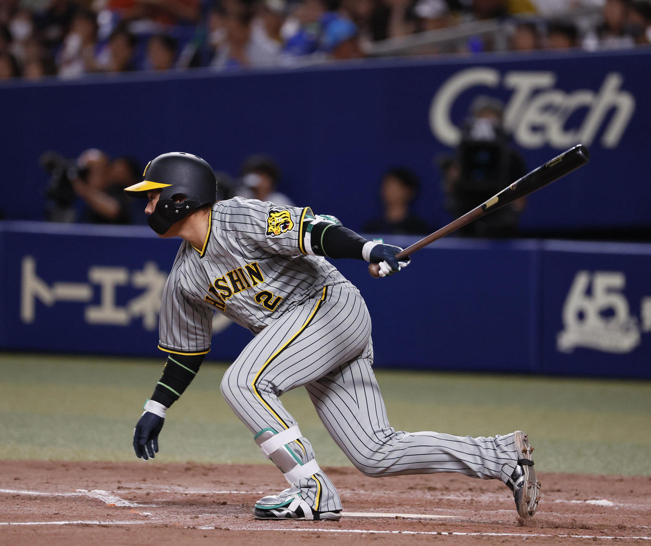 中日対阪神　4回表阪神無死、梅野は中前打を放つ（撮影・藤尾明華）