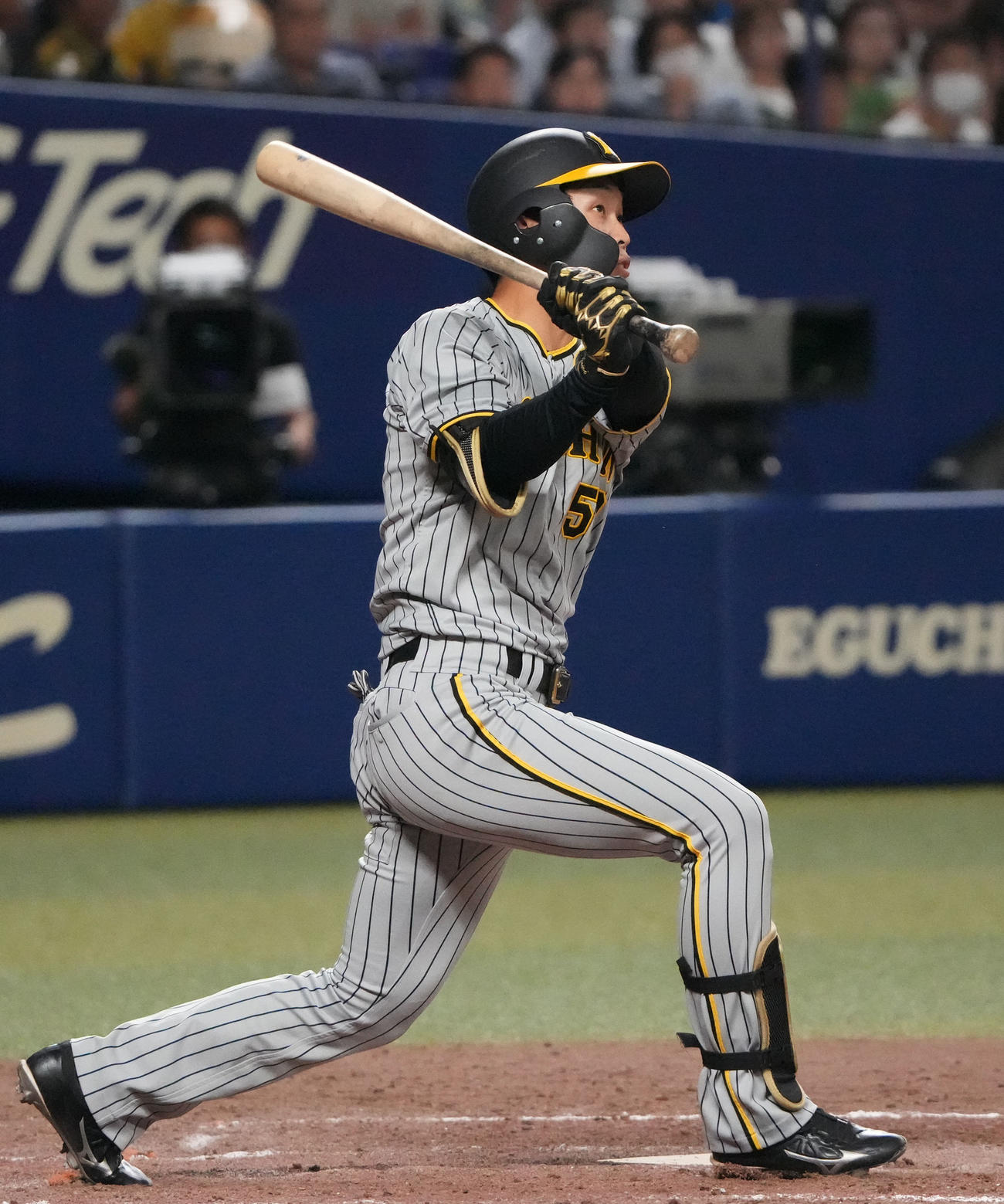中日対阪神　5回表阪神無死一、三塁、右前適時打を放つ島田（撮影・森本幸一）