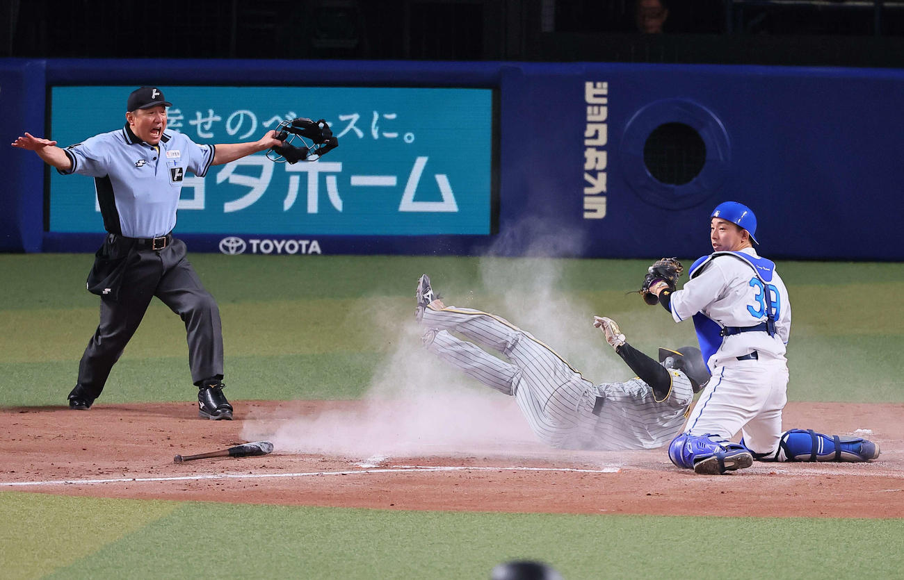 中日対阪神　3回表阪神2死一、二塁、森下は佐藤輝の右前先制適時打で生還する（撮影・上田博志）