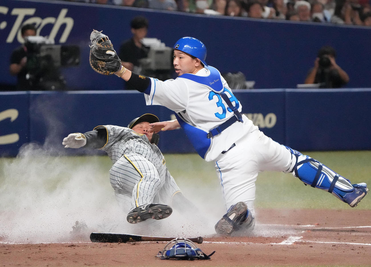 中日対阪神　3回表阪神2死一、二塁、森下（左）は佐藤輝の右前適時打で生還する。捕手は宇佐見（撮影・森本幸一）