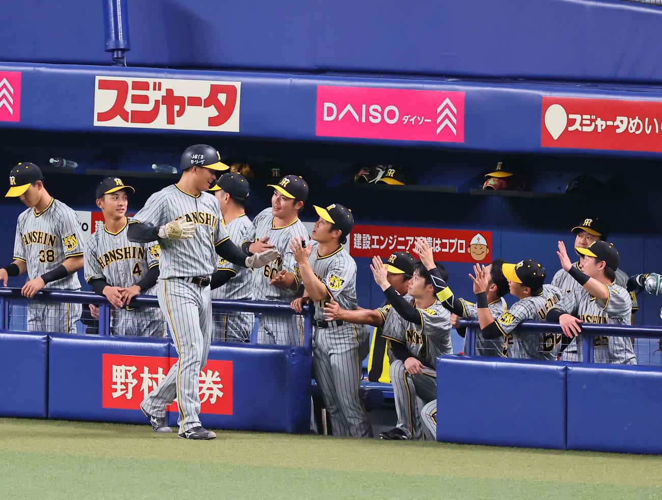 中日対阪神　3回表阪神2死一、二塁、佐藤輝の右前先制適時打で生還した森下はナインとハイタッチして喜ぶ（撮影・上田博志）