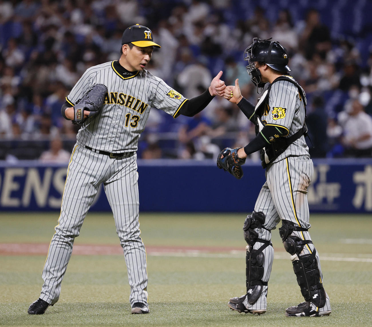 中日対阪神　中日に勝利し、タッチを交わす阪神岩崎（左）と梅野（撮影・藤尾明華）