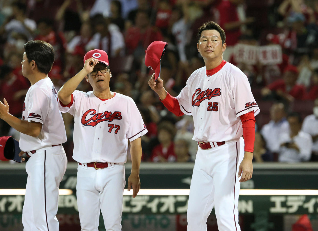 広島対DeNA　延長12回0対0の新井監督（右）と藤井ヘッドコーチ（撮影・加藤孝規）