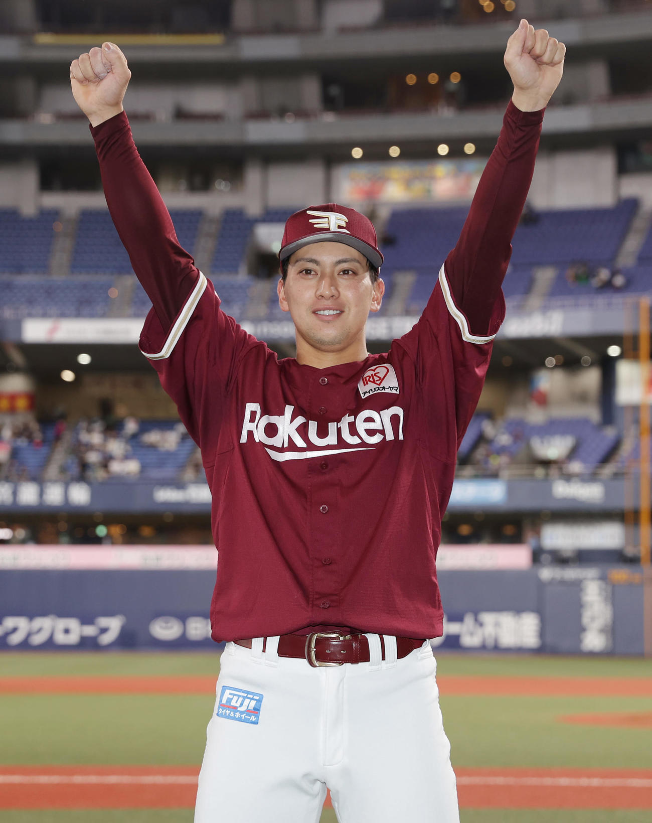 オリックス対楽天　ヒーローインタビューを終え、ガッツポーズする楽天小郷（撮影・前田充）