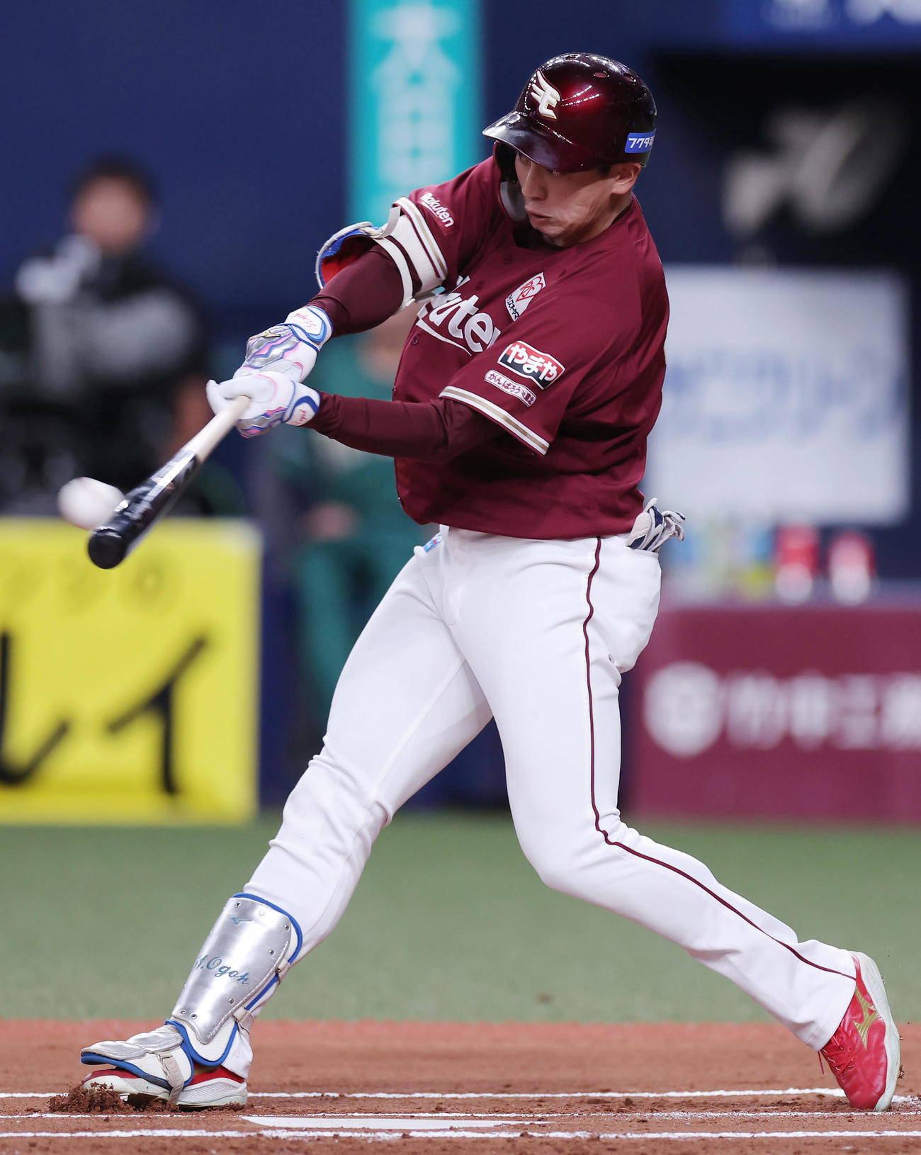 オリックス対楽天　1回表楽天1死一塁、右越え二塁打を放つ小郷（撮影・前田充）