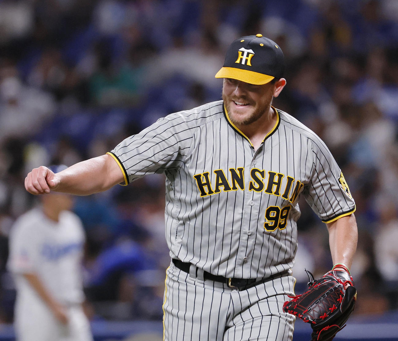 中日対阪神　1回裏中日2死、細川成也を投ゴロに打ち取り笑顔を見せる阪神ビーズリー（撮影・藤尾明華）