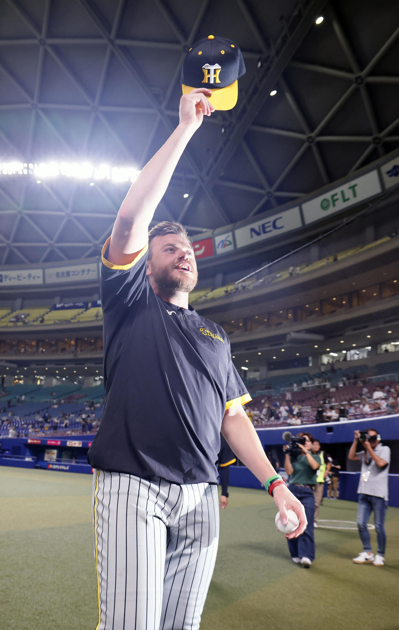 中日対阪神　来日初勝利を飾り声援に応えるビーズリー（撮影・藤尾明華）