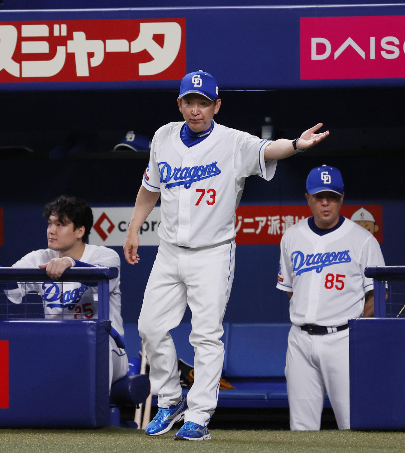 中日対阪神　7回裏中日1死一塁、代打告げる立浪監督（撮影・藤尾明華）
