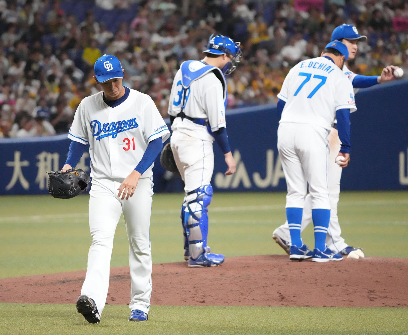中日対阪神　5回表阪神無死一、二塁、マウンドを降りる仲地（左）（撮影・森本幸一）