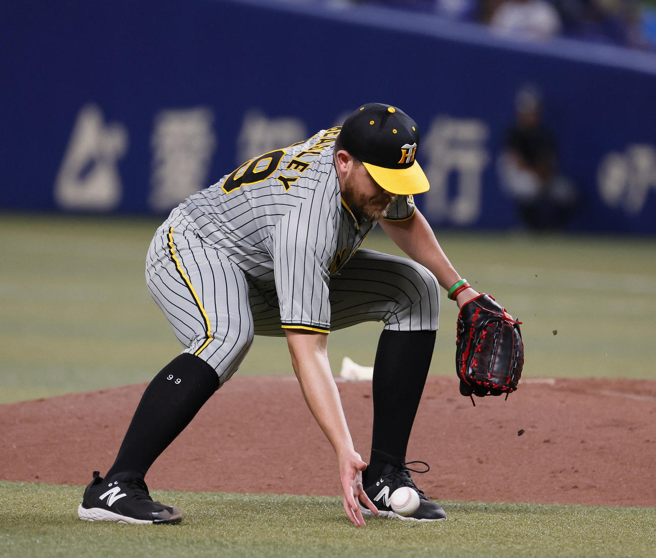 中日対阪神　3回裏中日無死、龍空の打球を素手で捕球し送球する阪神ビーズリー（撮影・藤尾明華）