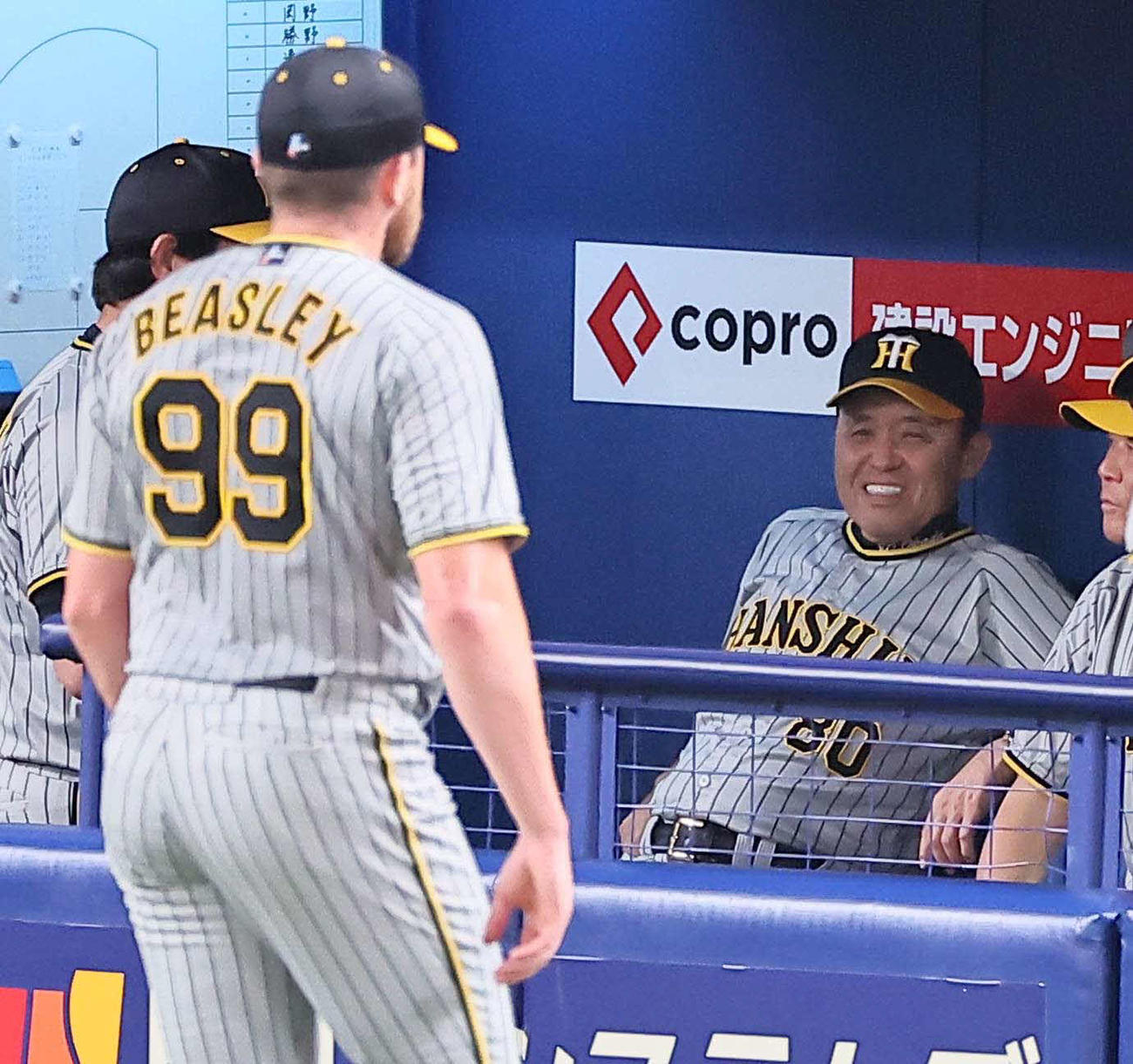 中日対阪神　好投するビーズリー（左）に笑顔を見せる岡田監督（撮影・上田博志）