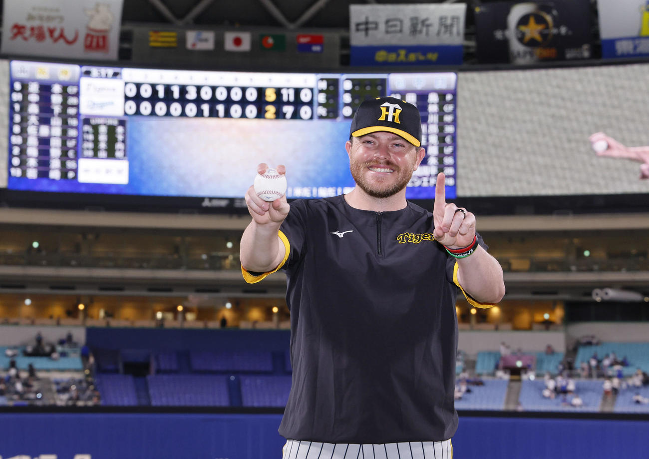 中日対阪神　来日初勝利を飾り、笑顔でポーズをとる阪神ビーズリー（撮影・藤尾明華）