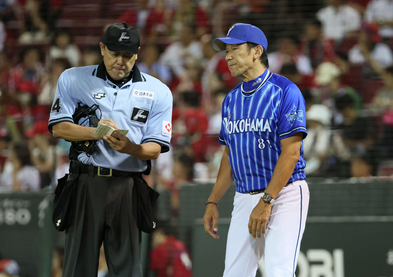 広島対DeNA 9回表終了時、交代を告げる三浦監督（撮影・加藤孝規）