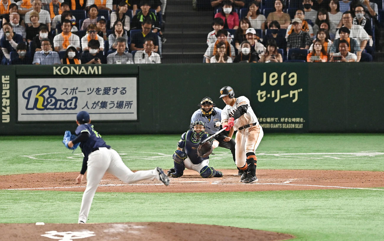 巨人対ヤクルト　8回裏巨人1死、岡本和は左越えソロ本塁打を放つ。投手清水（撮影・滝沢徹郎）