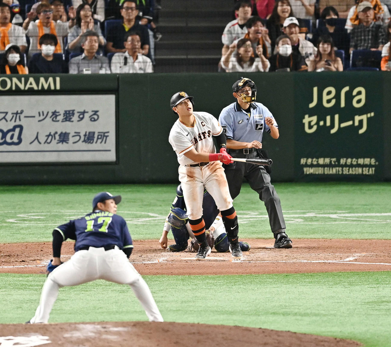 巨人対ヤクルト　8回裏巨人1死、岡本和は左越えソロ本塁打を放つ。投手清水（撮影・滝沢徹郎）