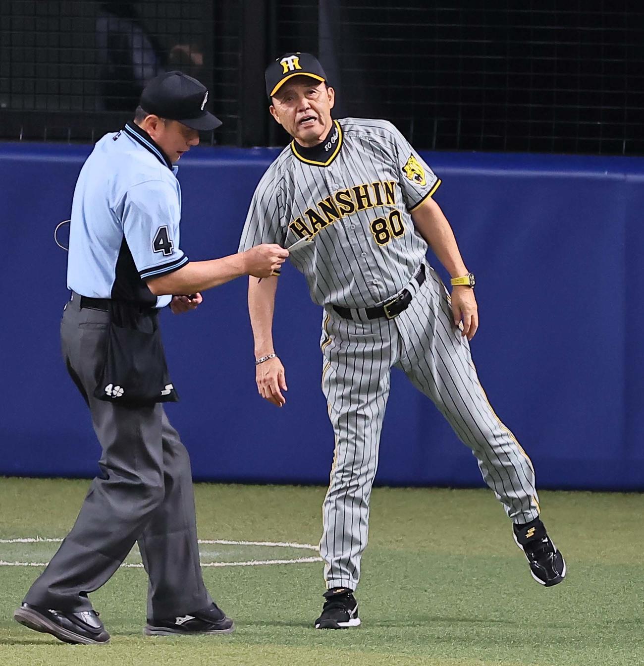 3日、選手交代を告げる岡田監督（撮影・上田博志）