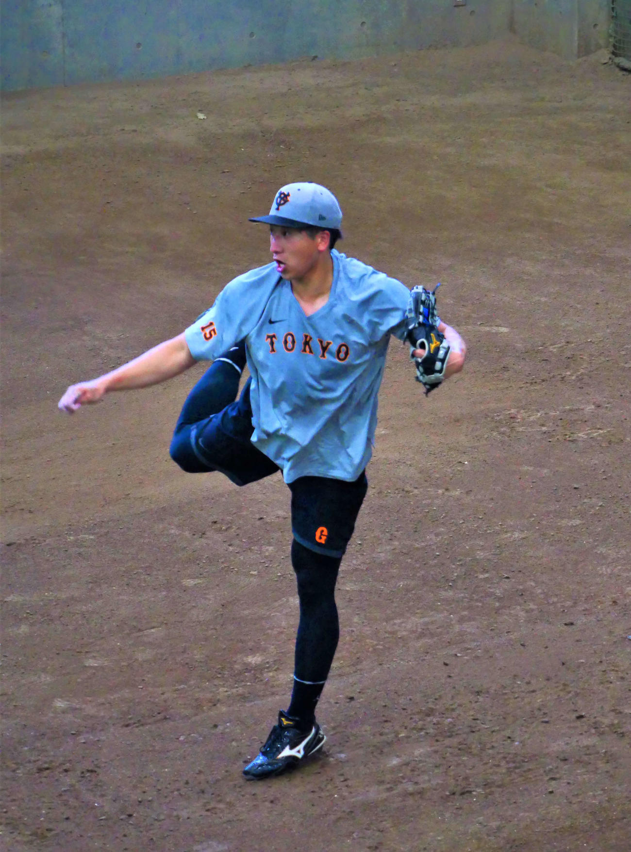 傾斜でキャッチボールをする巨人大勢（撮影・上田悠太）