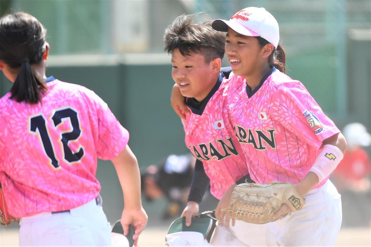 4回無失点で終えて、てベンチに戻る野村を前日先発して好投した長谷が肩を抱き寄せた（撮影・久我悟）
