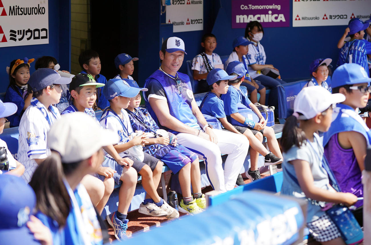 DeNA対阪神　試合前、ベンチで子どもたちと話をする三浦監督（中央）（撮影・狩俣裕三）