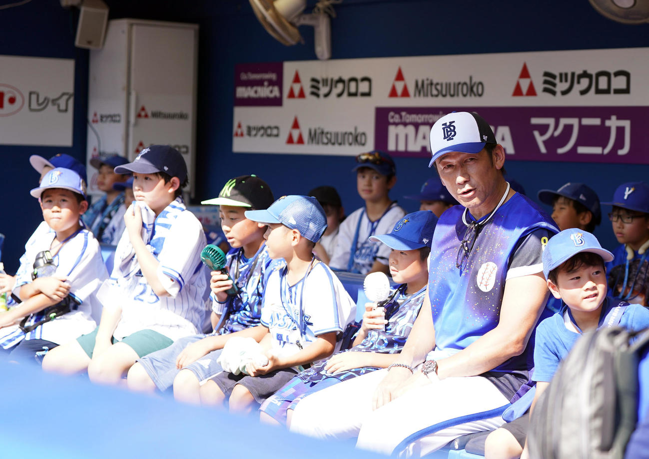 DeNA対阪神　試合前、ベンチで子どもたちと話をする三浦監督（右）（撮影・狩俣裕三）
