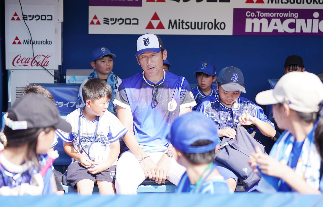DeNA対阪神　試合前、ベンチで子どもたちと話をする三浦監督（中央）（撮影・狩俣裕三）