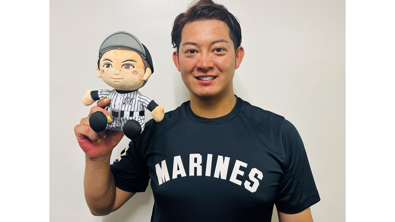 自身のぬいぐるみを手に笑顔を見せるロッテ佐藤都（球団提供）