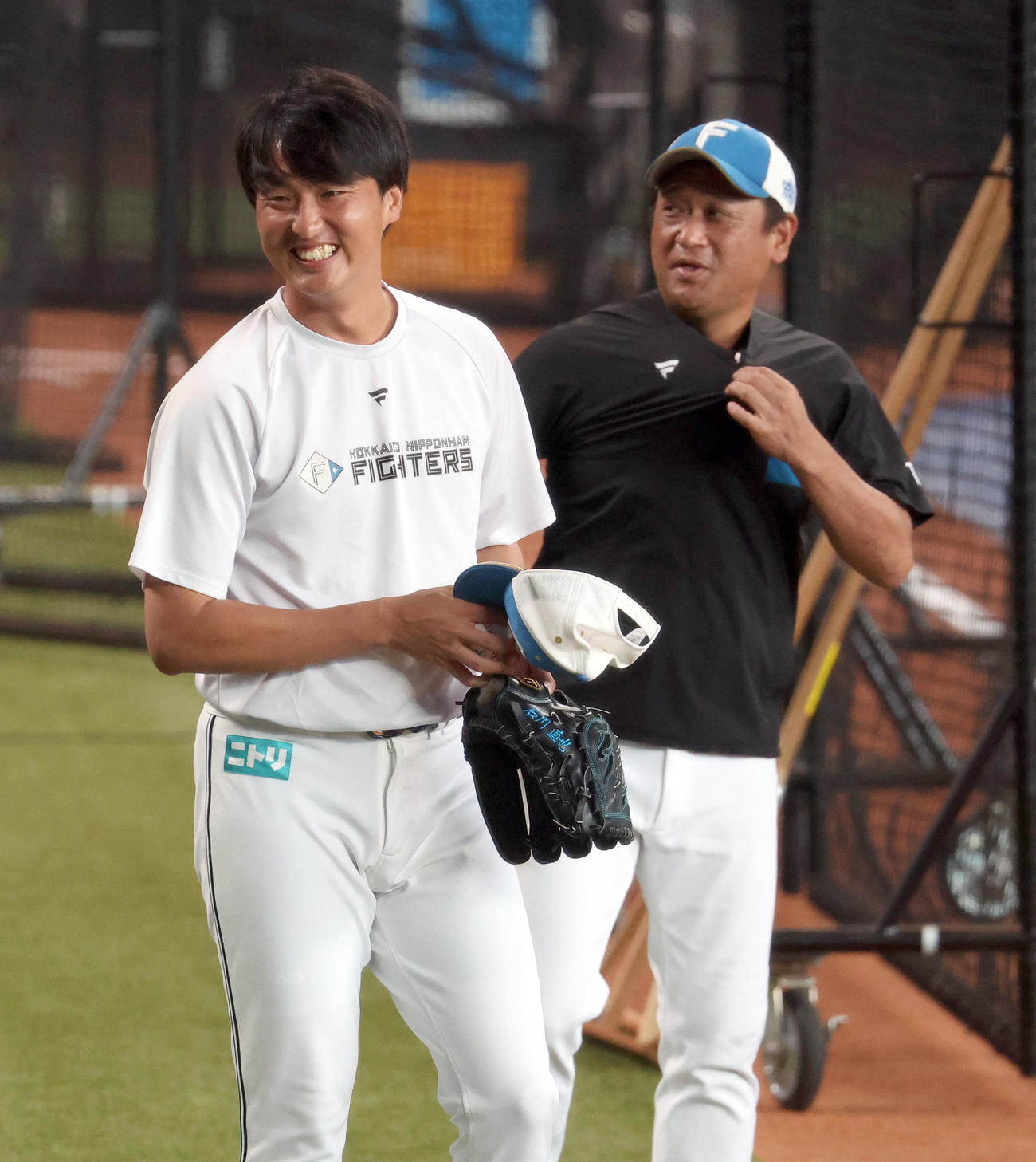 日本ハム対ソフトバンク　笑顔でグラウンドに姿を見せる日本ハム石川（撮影・佐藤翔太）