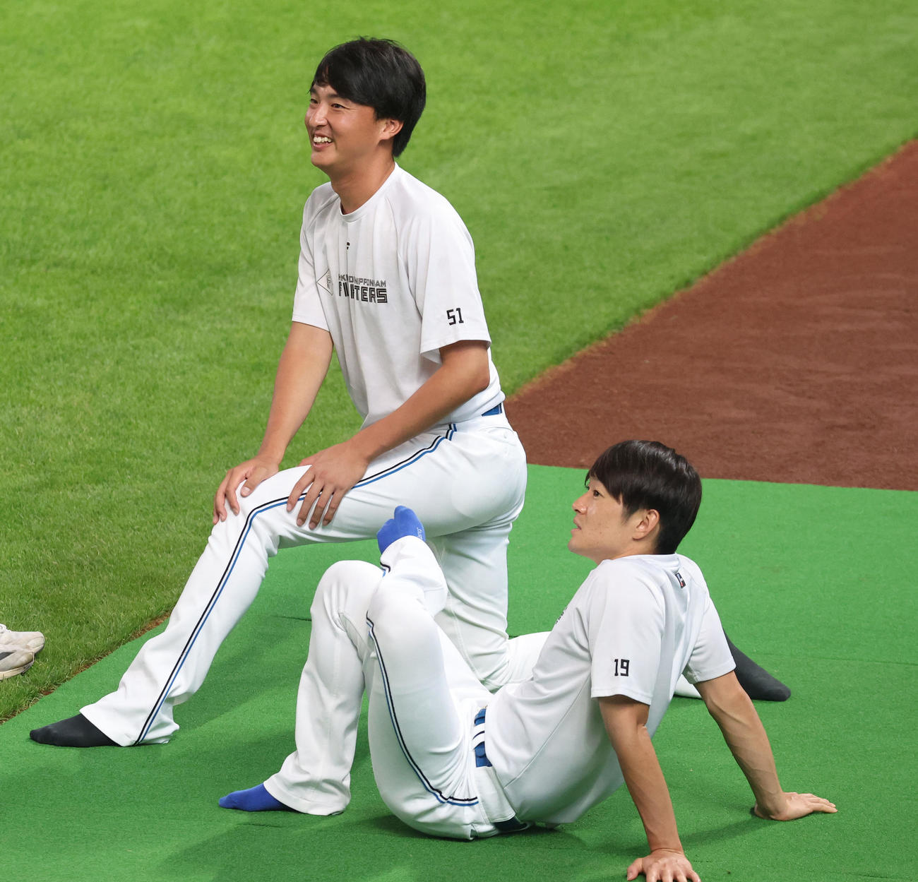 日本ハム対ソフトバンク　ストレッチをする日本ハム石川（左後方）（撮影・佐藤翔太）