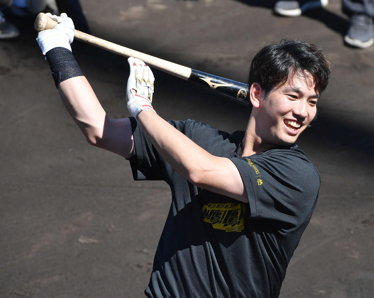 打撃練習を行う栗原（撮影・岩下翔太）