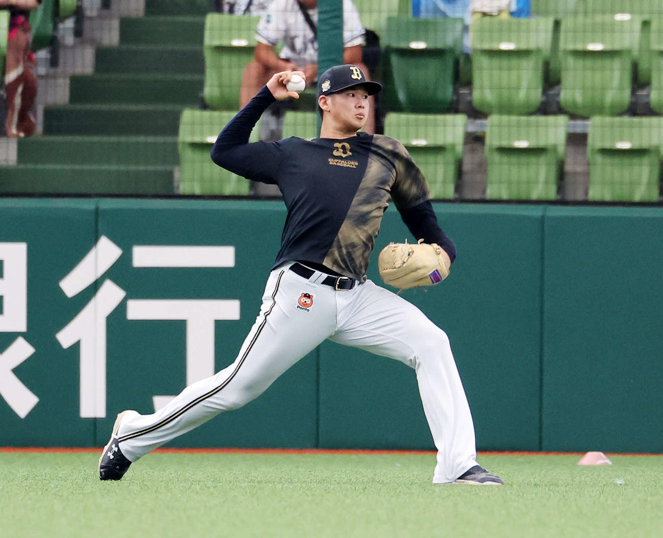 ベルーナドームでキャッチボールするオリックス山下舜平大（撮影・鈴木正人）