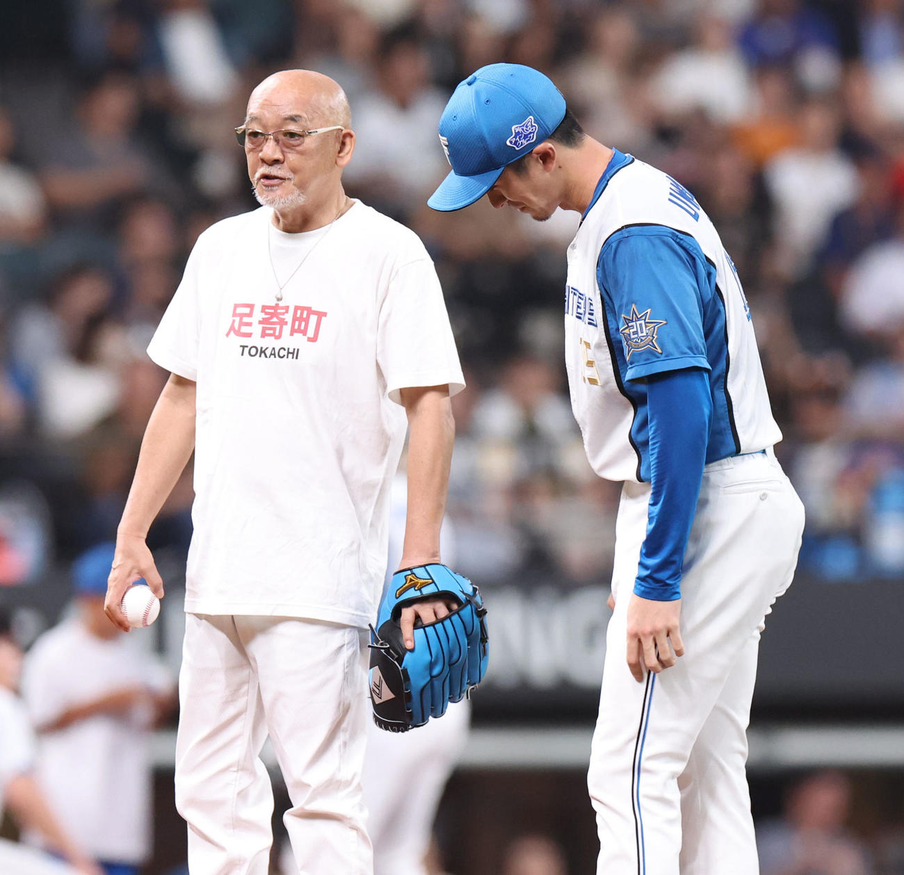 日本ハム対ソフトバンク　試合前、マウンド上で話す松山千春（左）と日本ハム上沢（撮影・佐藤翔太）