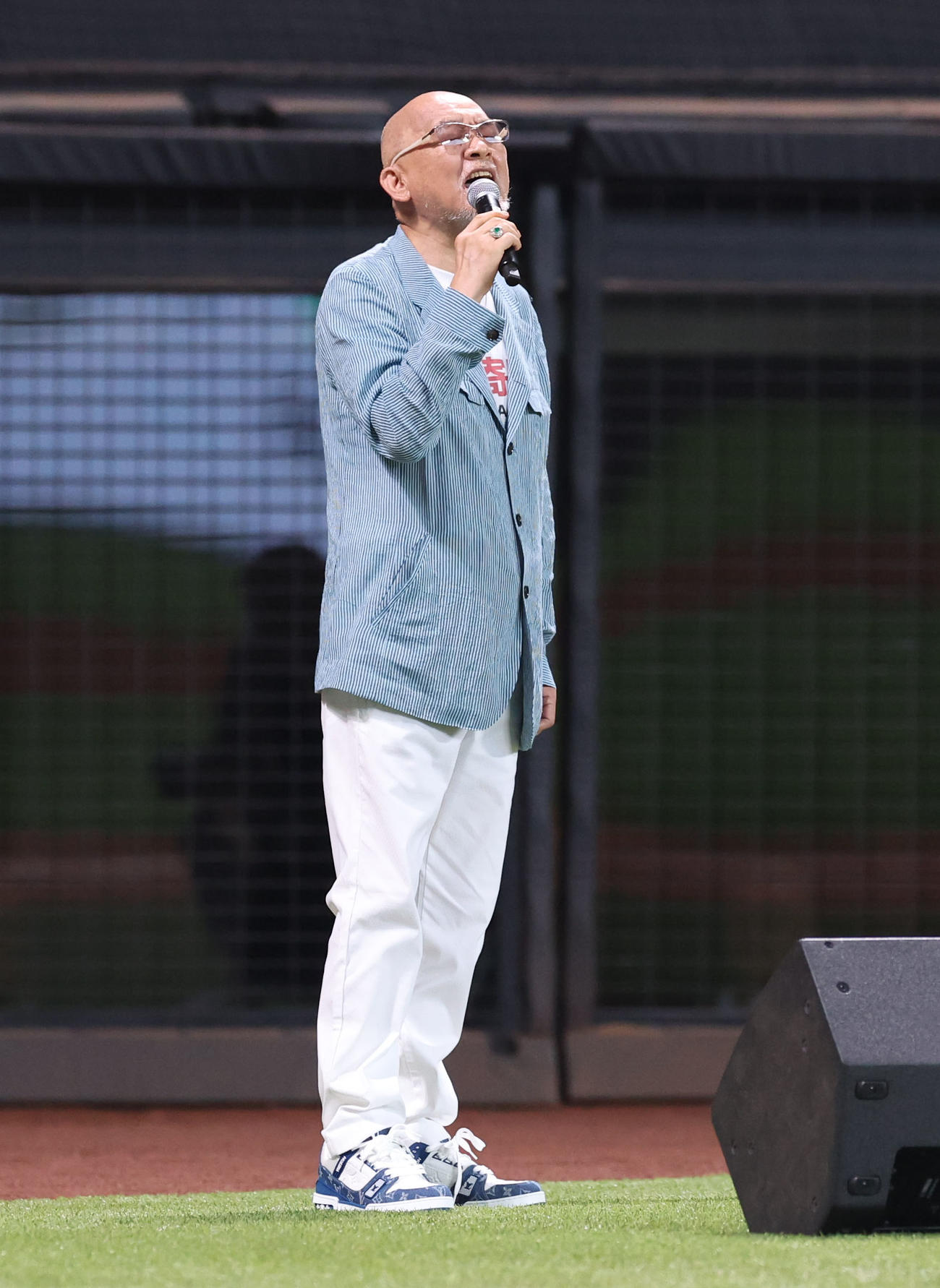 日本ハム対ソフトバンク　試合前、歌唱する松山千春（撮影・佐藤翔太）