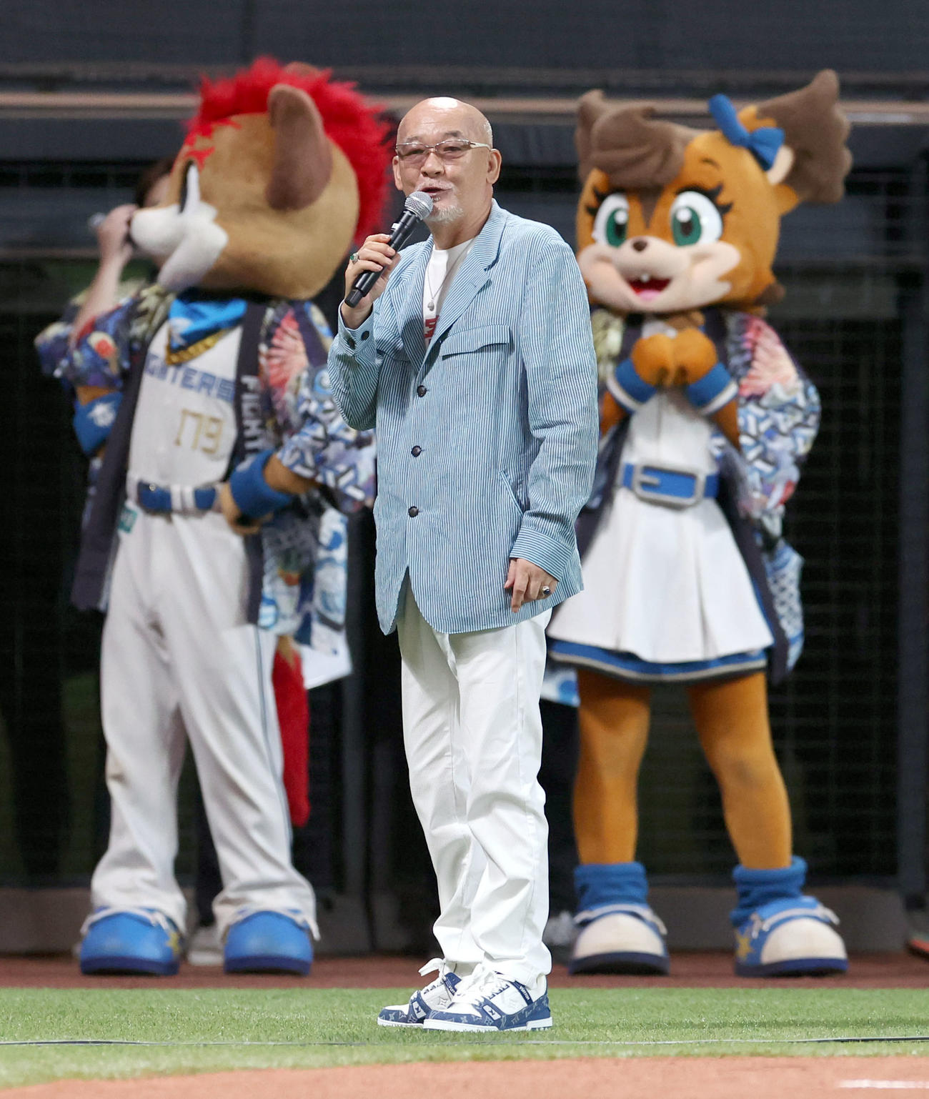 日本ハム対ソフトバンク　試合前、グラウンドに登場し話す松山千春（撮影・佐藤翔太）